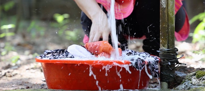Prendas para lavar en un recipiente con agua