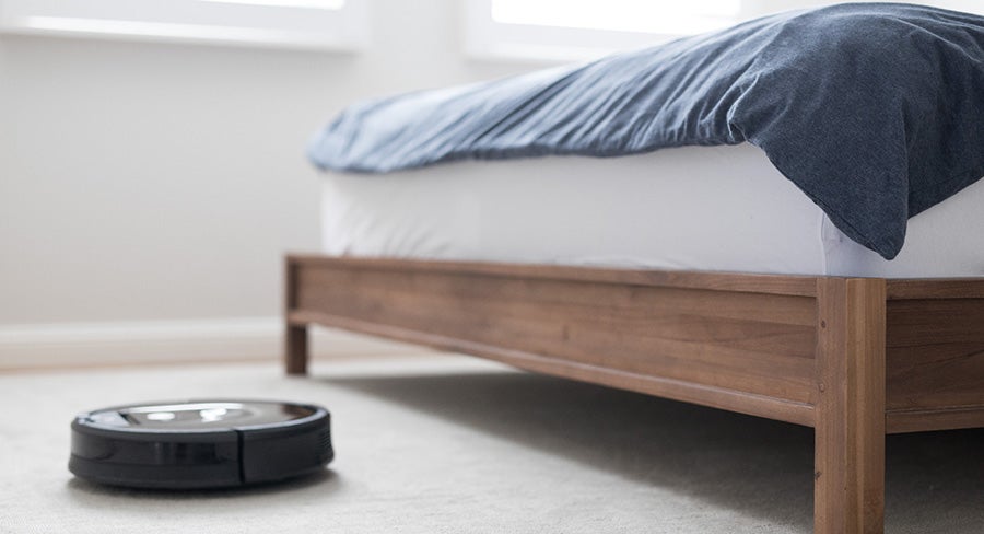 aspiradora robot en habitación