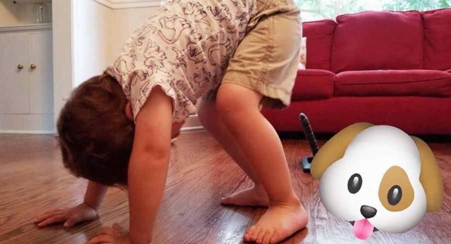 Niño en posicion como un perro