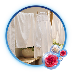 Camisas y prendas blancas impecables colgadas en un tendedero exterior, mostrando un resultado limpio y sin residuos.