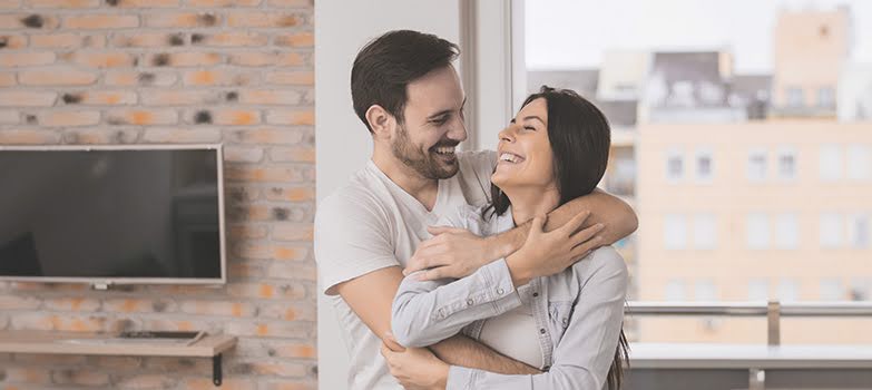 Pareja feliz en casa