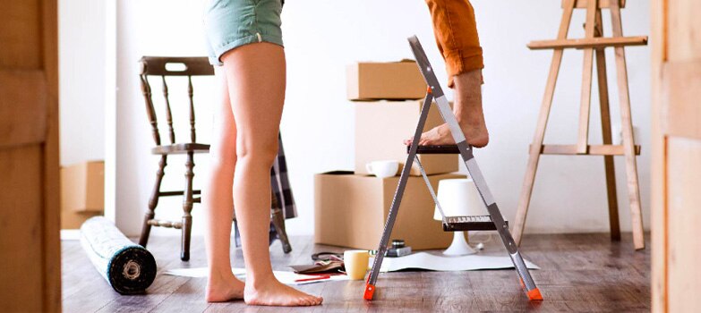 pareja mudándose a una casa nueva