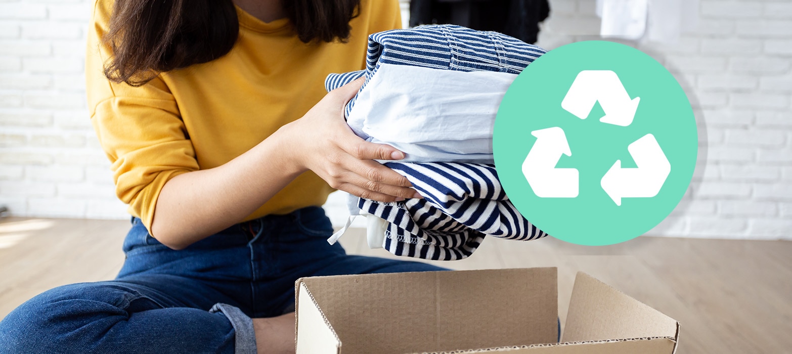 Puedes separar y clasificar pantalones, playeras y camisas para llevarlos a lugares para reciclar ropa, donde expertos puedan darle una segunda vida de la manera correcta