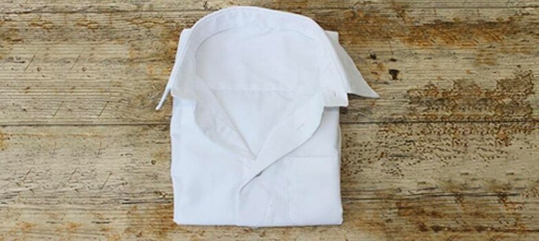 Camisa con cuellos sobre mesa