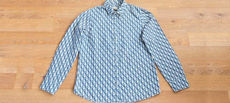camisa azul de caballos marinos extendida