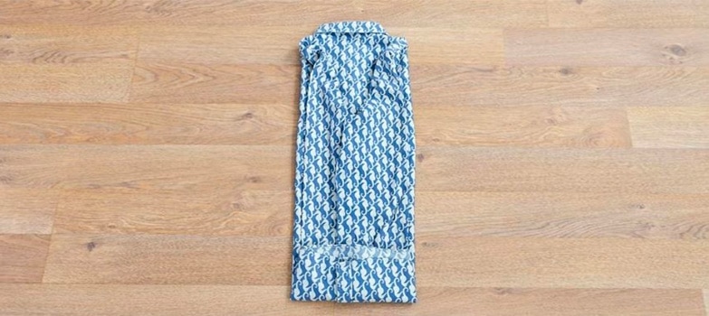 camisa azul de caballos de mar doblada por detras de forma pequeña