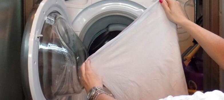 Metiendo ropa a la lavadora