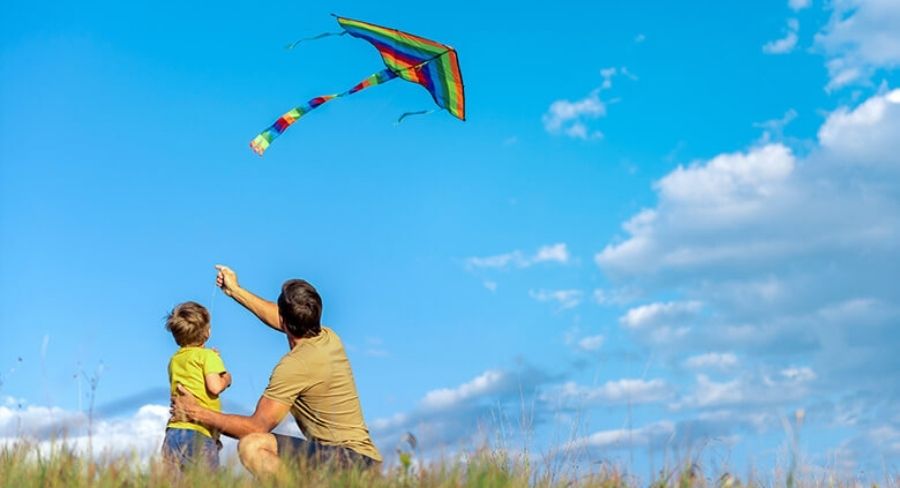 Padre e hijo con una cometa