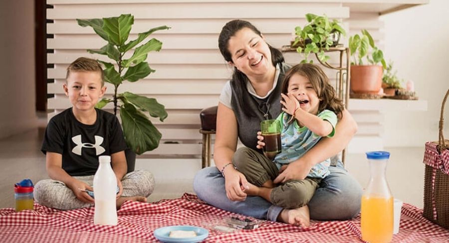 mamá e hijos comiendo