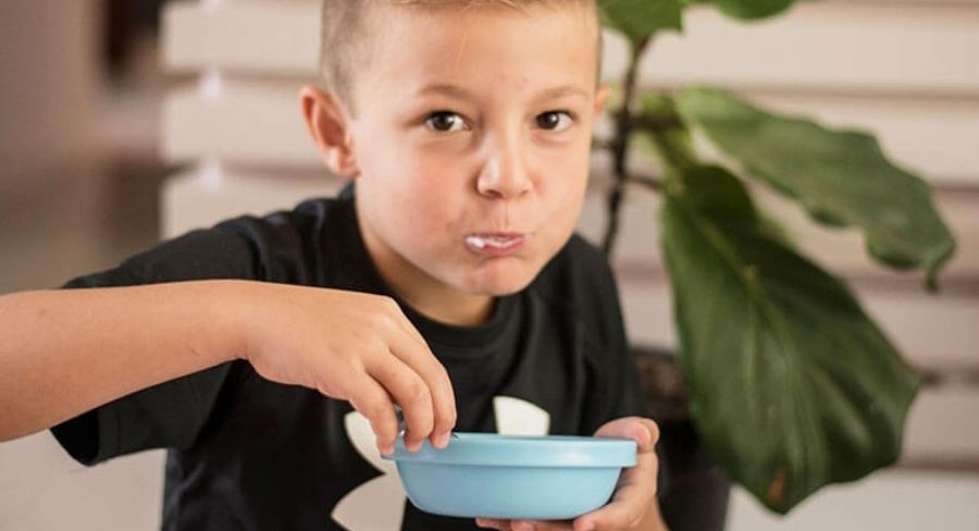 niño comiendo