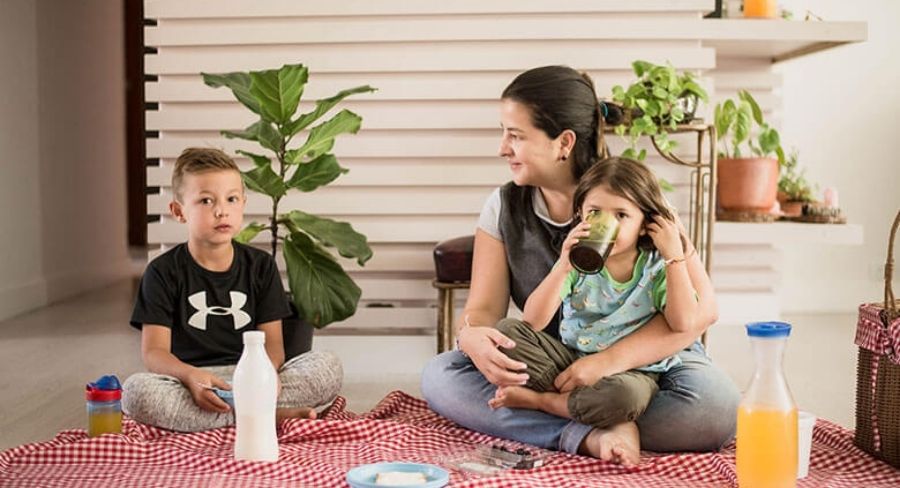 madre e hijos comiendo