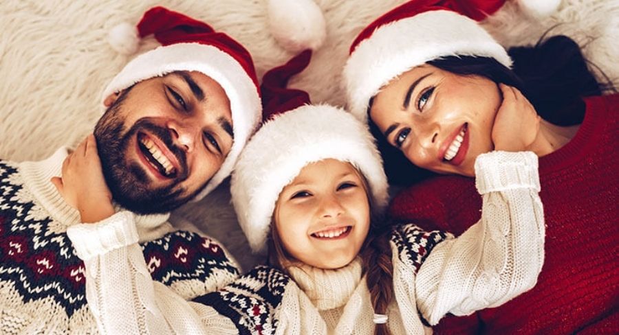 familia con gorros de navidad