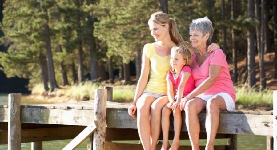 Mamá, abuela y niña sentadas