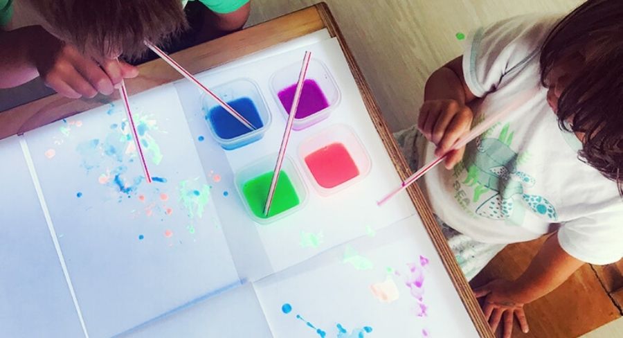 Niños haciendo burbujas de colores