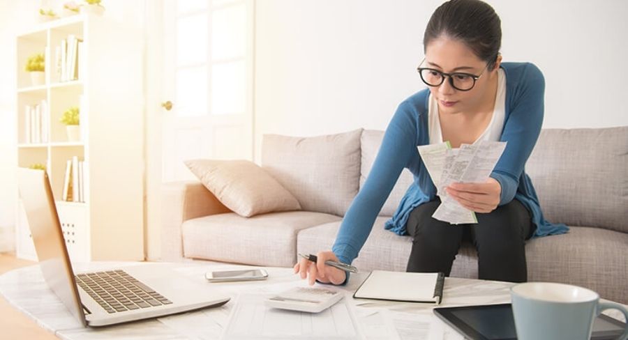 mujer con una calculadora