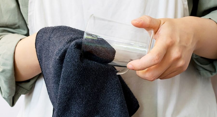 seca los vasos de vidrio con microfibra