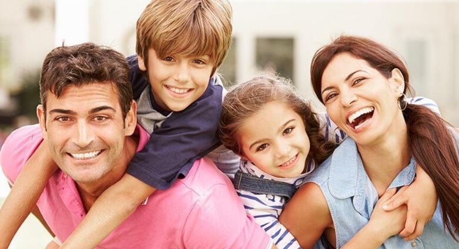 Familia sonriendo 