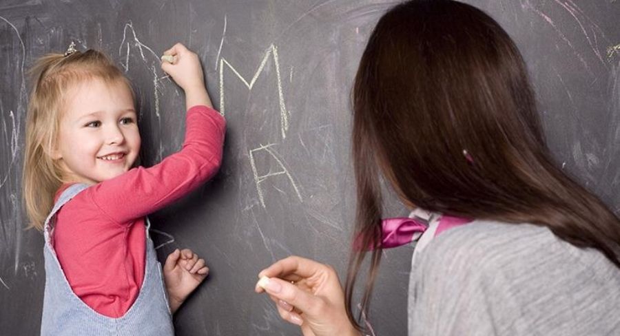 niña dibujando con tiza