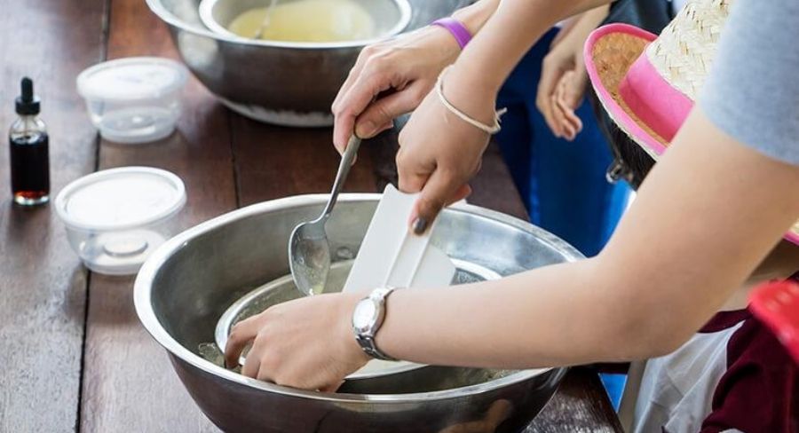 personas cocinando