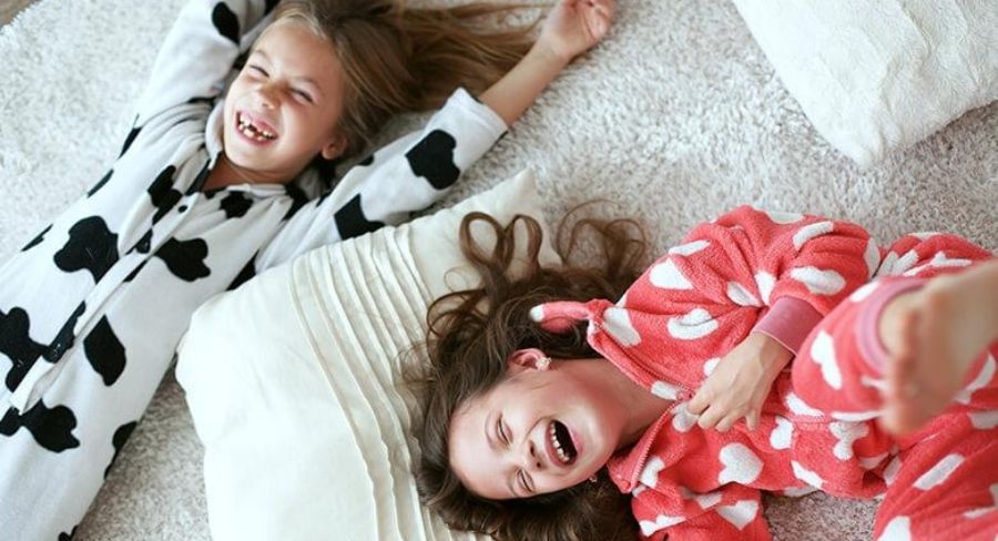 20 ideas para hacer en familia: pijamada en la sala