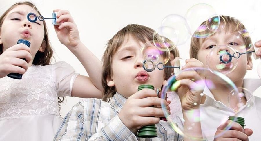 niños haciendo burbujas