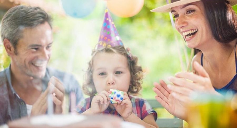 familia celebrando un cumpleaños