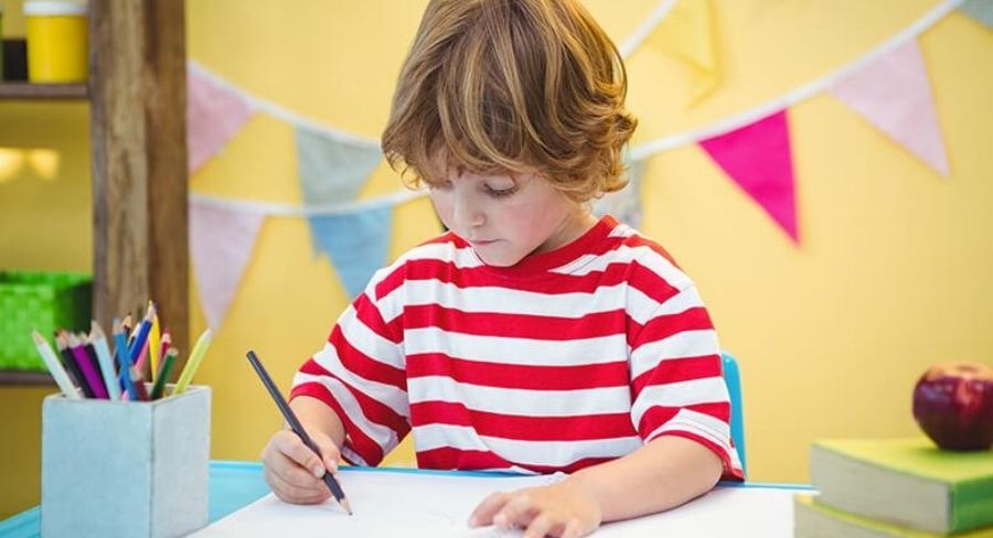 niño con lápices de colores