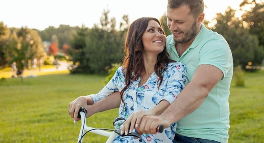 pareja en una bicicleta