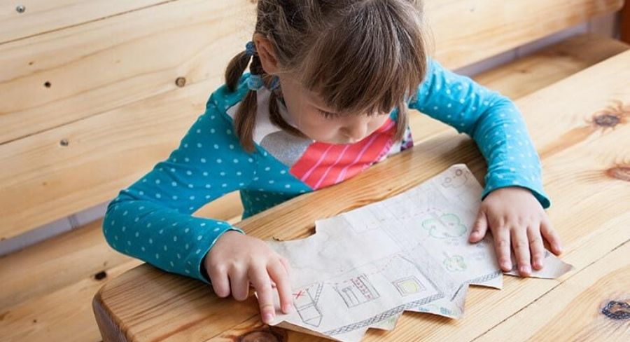 niña con un mapa del tesoro