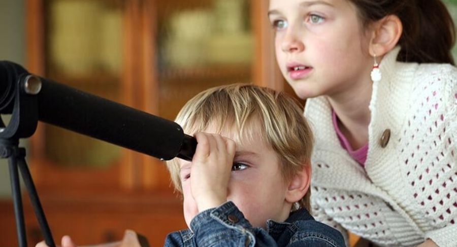 niños mirando por un telescopio