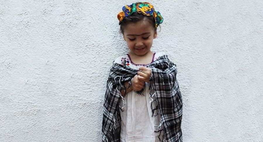 Niña con disfraz de Frida 