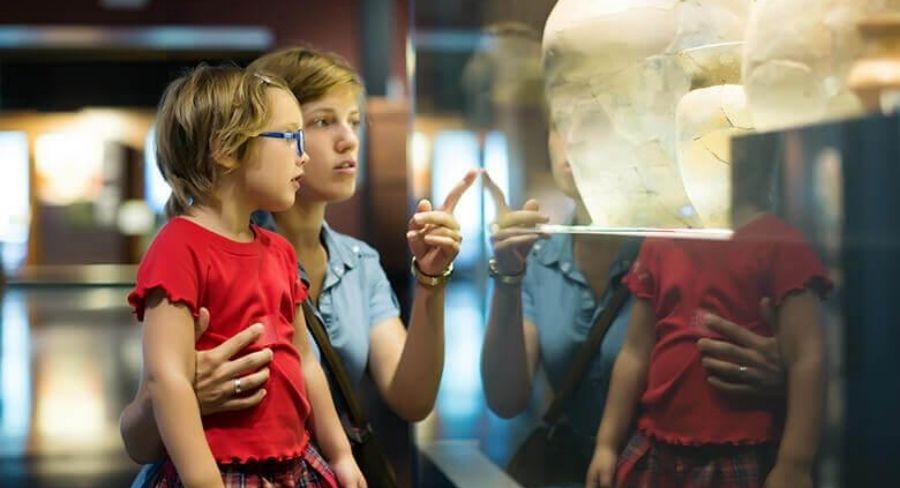 Madre e hija visitando un museo