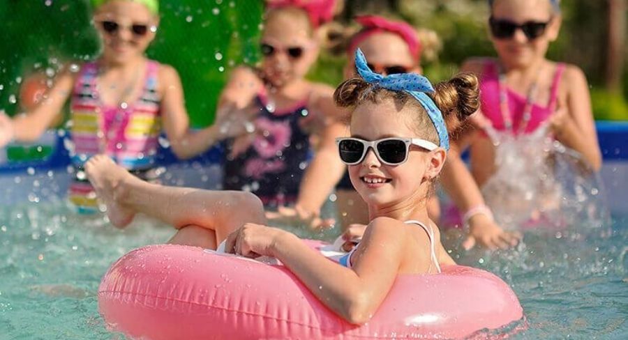 Niñas en la piscina