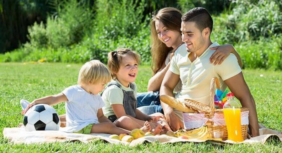 Familia haciendo un picnic en el jardín