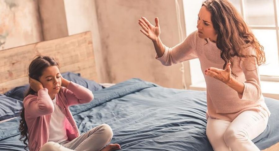 mamá discutiendo con su hija