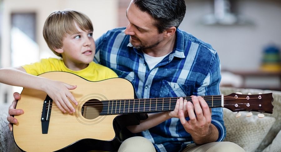 Padre e hijo tocando guitarra