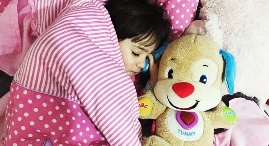 hija dormida en su cama