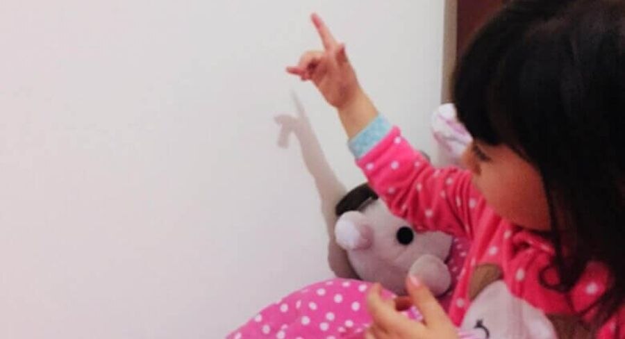 hija mirando la pared