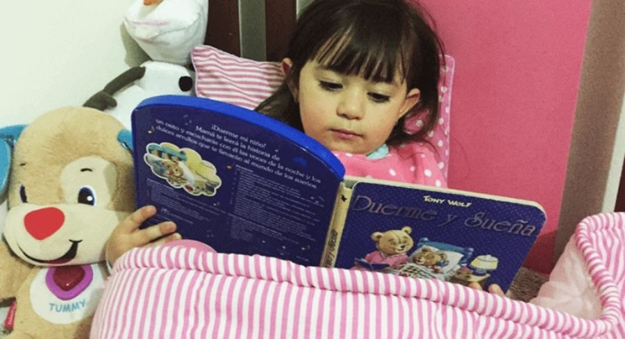 hija recostadas leyendo