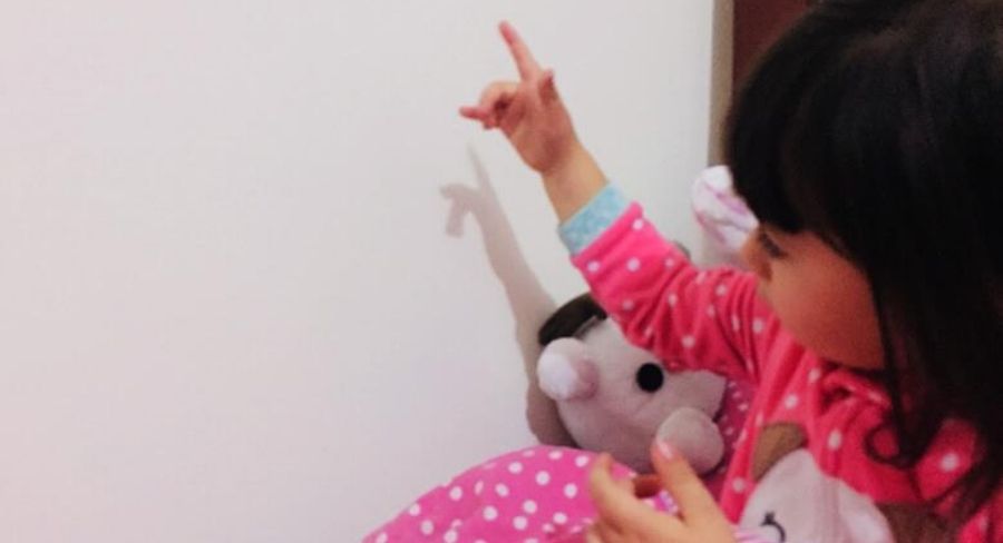 hija mirando la pared