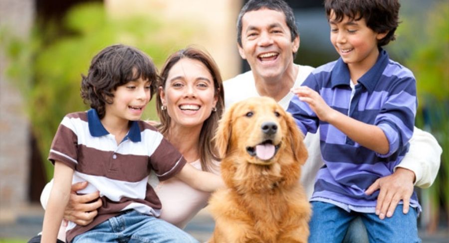 Familia en el parque con su perro mascota