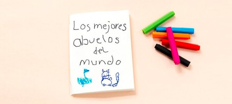 Libreta con dibujos y mensajes de niños con marcador