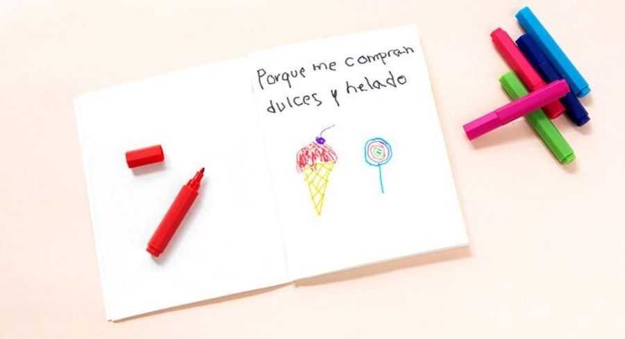 Libreta con dibujos y mensajes de niños con marcador