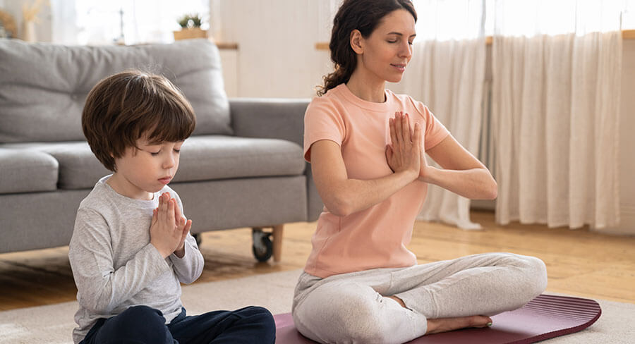 madre e hijo meditando 