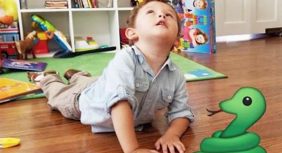 Niño en posicion como una cobra