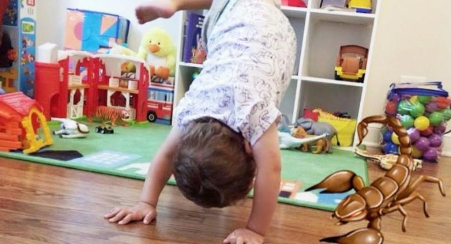 Niño en posicion como un escorpion