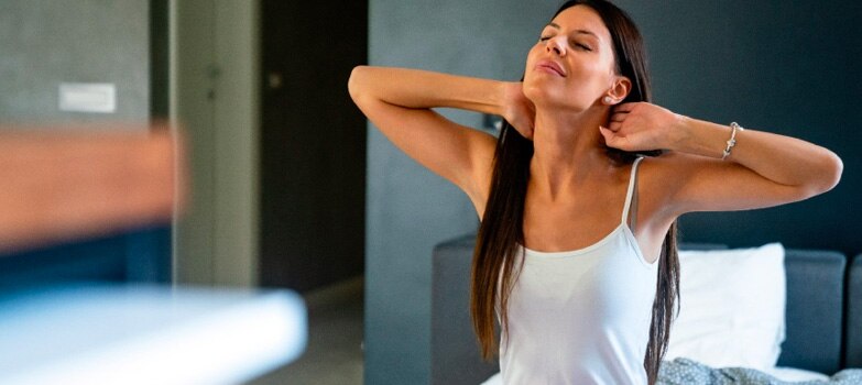 mujer estirando antes de dormir