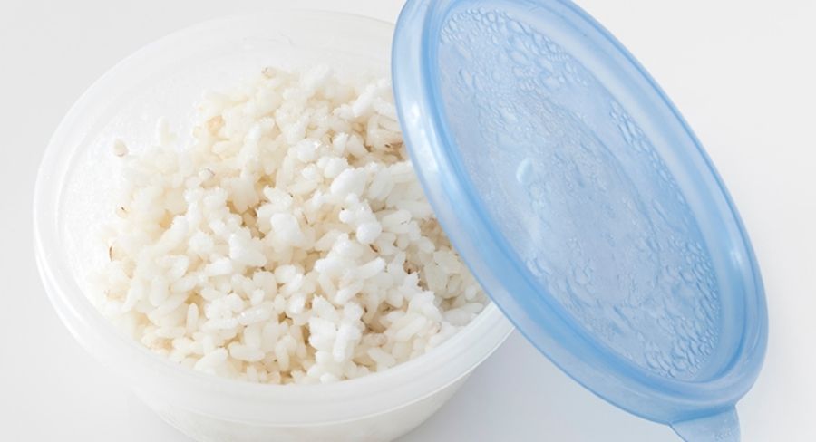 arroz en un recipiente
