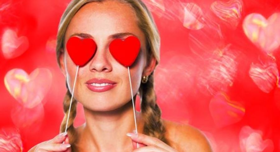 mujer con corazones rojos