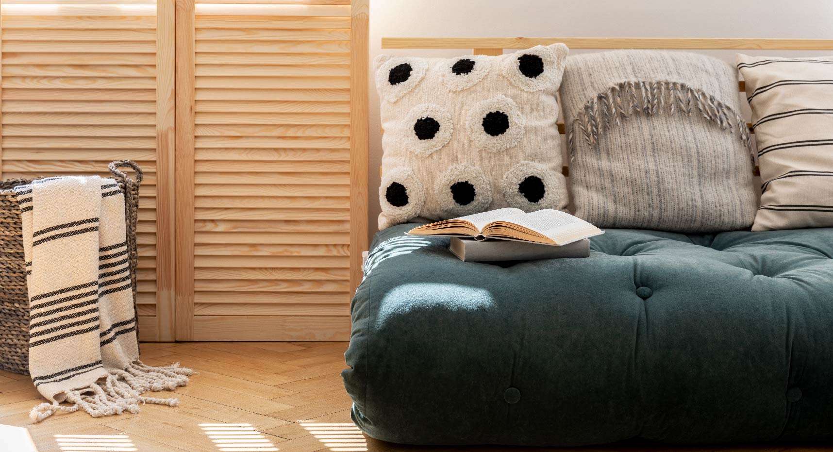 Cuarto con Biombos de madera para separar los ambientes